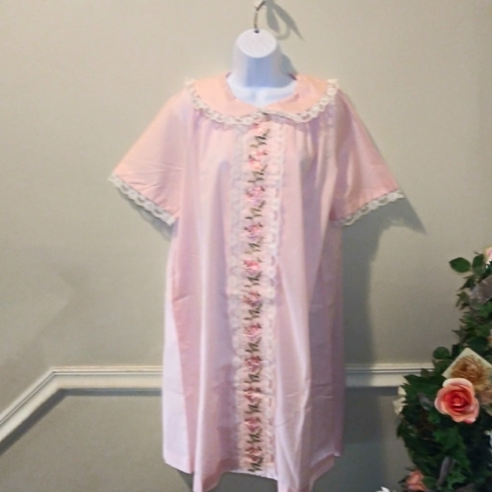 Vintage 1950's Smart Time Rose Embroidered, Lace Trimmed Pink Cotton Robe